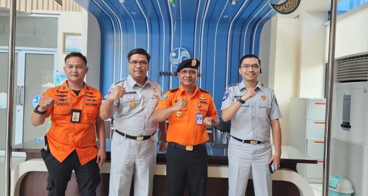 Foto bersama Kepala Jasa Raharja Cabang Riau dengan Kepala Basarnas Pekanbaru