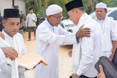 Bupati Rohil Afrizal Sintong disambut saat kunjungi Madrasah Suluk Thariqat Naqsyabandiyah (foto/afrizal)