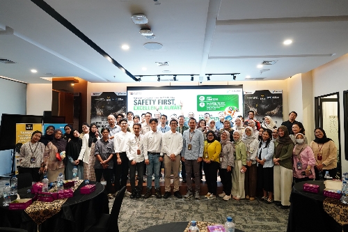 Foto bersama peserta dan pembicara dalam kegiatan Safety First, Excelent Always